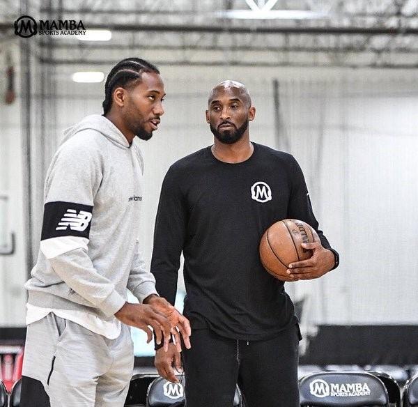 拜仁12轮不败领跑，曼城绝杀鱼腩，巴萨AC米兰登顶（拜仁12轮不败继续领跑，曼城绝杀弱旅，巴萨、AC米兰齐登顶）