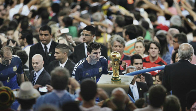 梅西曾被瓜迪奥拉安排踢陌生位置！他不断适应和学习，变得更强！（瓜帅曾让梅西改打陌生位置，他在适应与学习中愈发强大！）