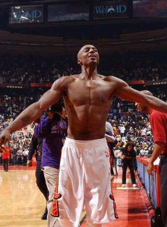 阿拉木图凯拉特因天气更换主场，新主场有屋顶和温控系统（受天气影响，阿拉木图凯拉特迁至配备屋顶与温控的新主场）