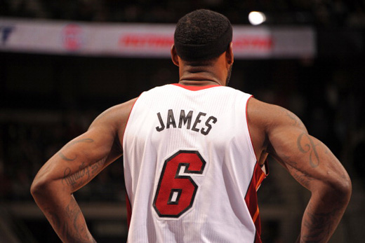 吉尔摩社媒晒照：手术成功，康复之路开始（吉尔摩晒术后照：手术顺利，康复启程）