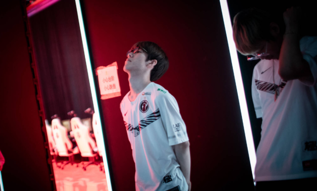 通过频繁的 通过频繁的